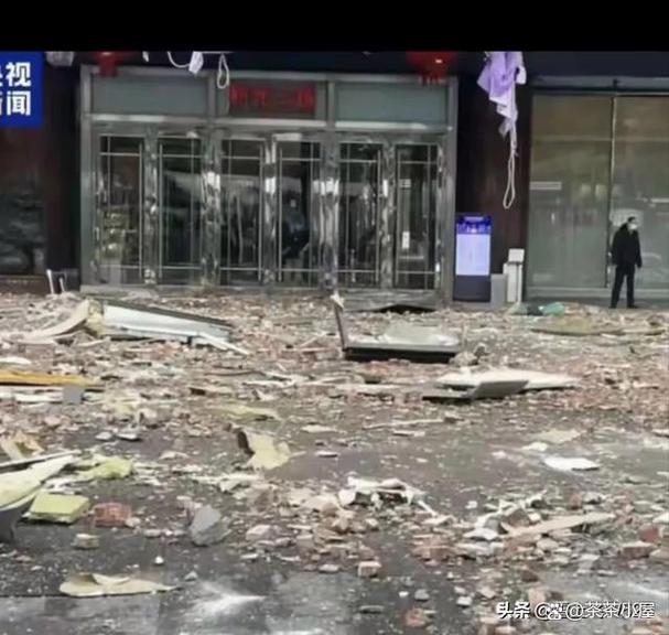 购物中心爆炸致10伤,商场爆炸