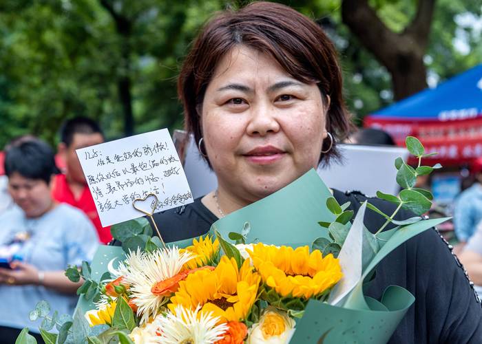二四六香港资料期期准中特和高考结束集体找妈妈与高考后和老妈准备回家